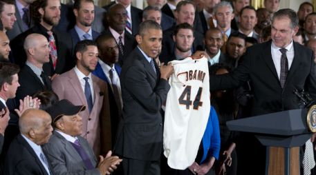 El mandatario recibió una pelota firmada y una camiseta con la leyenda 'Obama 44'. AP / C. Kaster