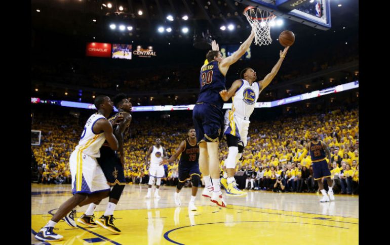 Stephen Curry se convirtió en el referente del ataque de Golden State al aportar 26 puntos en el juego celebrado ayer por la noche. AFP / E. Shaw