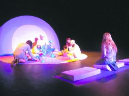 Los tres jugadores de esta obra: Maetzin Yaneí Vázquez, Oz Jiménez y Scarlett Garduño, interactúan con los pequeños. EL INFORMADOR / I. González