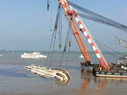 El barco necesita estar estable para que los buzos puedan entrar y encontrar más víctimas. AFP / ESPECIAL