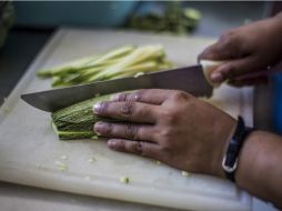 Una medida para evitar la contaminación cruzada es usar una tabla para cortar frutas y otra para la carne. EL INFORMADOR / ARCHIVO
