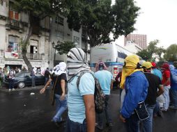 Mientras tanto, las manifestaciones continúan en las inmediaciones de la Segob. SUN / Y. Xolalpa