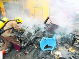 Así terminó ayer la sede del PRD en Tuxtla Gutiérrez, Chiapas, después de que maestros irrumpieron en el inmueble. EFE /