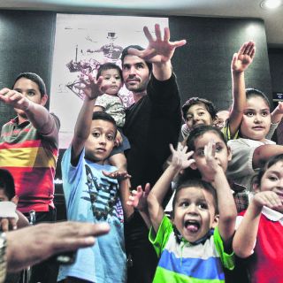 Eduardo Verástegui visita el Hospital Civil de Guadalajara