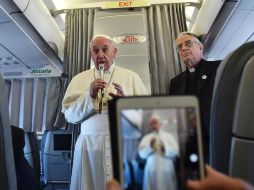 El Papa Fancisco ofreció un mensaje, a bordo del avión, camino a Sarajevo. EFE / G. BOUYS