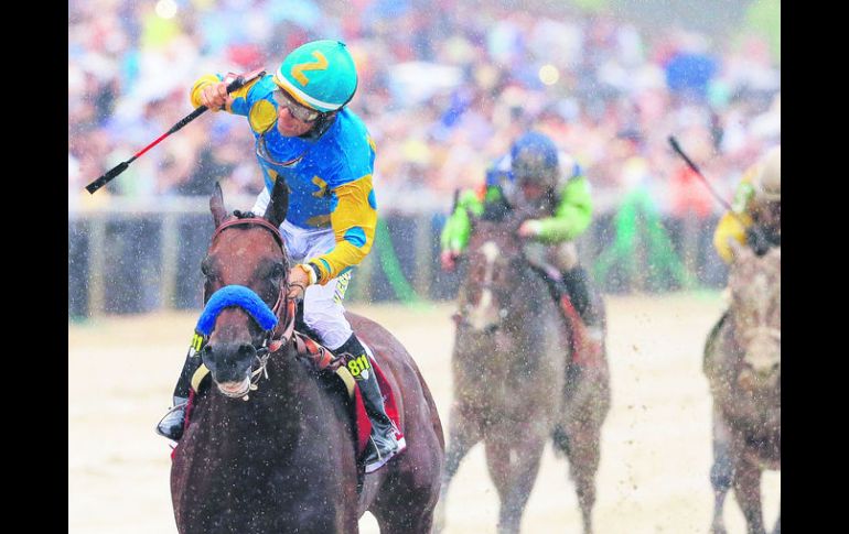 'American Pharoah' y Víctor Espinoza, durante la carrera de Preakness Stakes, donde ganaron la segunda joya de la corona. AP / M. Slocum