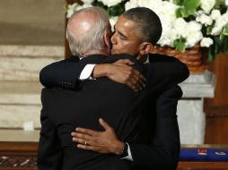 Obama se refiere al vicepresidente como su ''hermano''. AFP / Y. Gripas