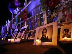 Padres de los niños fallecidos montan una ofrenda para recordar a sus hijos. SUN / A. Leyva