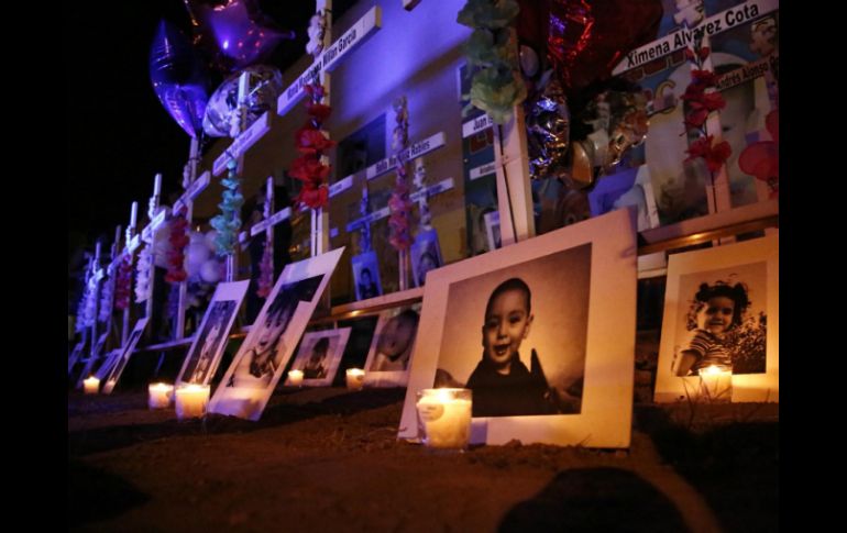 Padres de los niños fallecidos montan una ofrenda para recordar a sus hijos. SUN / A. Leyva