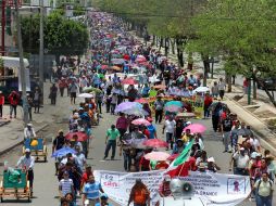 Docentes marchan hoy tras liberar dos oficinas distritales del INE. EFE / R. Araújo