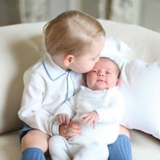 Príncipes Jorge y Carlota posan juntos por primera vez