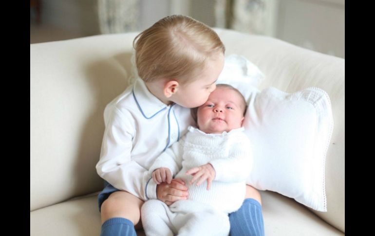 En las fotografías el príncipe Jorge sostiene entre sus manos a su pequeña hermana Carlota. FACEBOOK / The British Monarchy