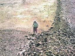 María Reiche, en pleno trabajo de campo en sus adoradas Líneas de  Nazca. EL INFORMADOR / P- Fernández