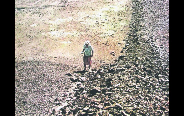María Reiche, en pleno trabajo de campo en sus adoradas Líneas de  Nazca. EL INFORMADOR / P- Fernández