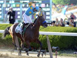 Víctor Espinoza y 'American Pharoah' cruzan la meta en Belmont Stakes. AP / B. Kostroun