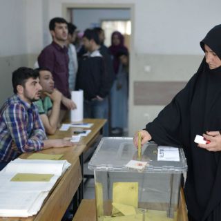 En Turquía realizan comicios cruciales sin incidentes destacados