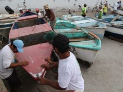 Pescadores ponen a resguardo sus embarcaciones ante la llegada de ''Blanca''. EFE /
