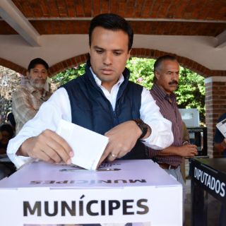 Héctor Robles emite su voto