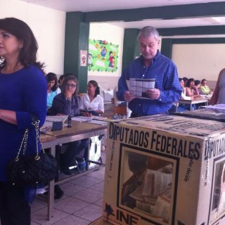 Emilio González Márquez vota vestido de azul