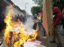El magisterio quemó casillas en el Istmo de Tehuantepec en rechazo a la realización de comicios en Oaxaca. EFE / J. Méndez