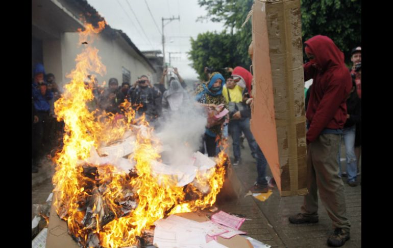El magisterio quemó casillas en el Istmo de Tehuantepec en rechazo a la realización de comicios en Oaxaca. EFE / J. Méndez