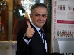 Miguel Ángel Mancera acude a ejercer su voto acompañado por su secretario particular y su equipo de comunicación social. SUN / A. Ojeda