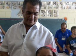 'El Bronco' acude a votar junto su esposa, Adelina y sus hijos. AFP / J. C. Aguilar