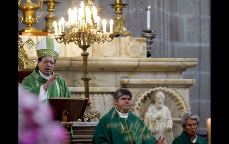 Durante la homilía se oró por el eterno descanso del senador Manuel Camacho Solís y de todos los han fallecido en estos días. EL INFORMADOR / ARCHIVO