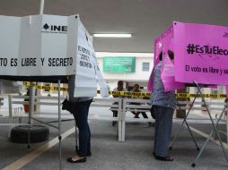 Las personas están utilizando boletas electorales clonadas a efecto de simular algun tipo de encuesta. NTX / J. Carlos