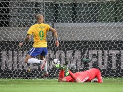 Diego Tardelli (9) remata ante el arco de Corona que luce en el terreno de juego. EFE / R.Nogueira