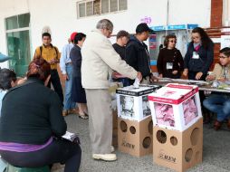 Se presenció el momento en que ciudadanos formados en las casillas exigían a gritos '¡queremos votar!'. NTX / J. Arciga