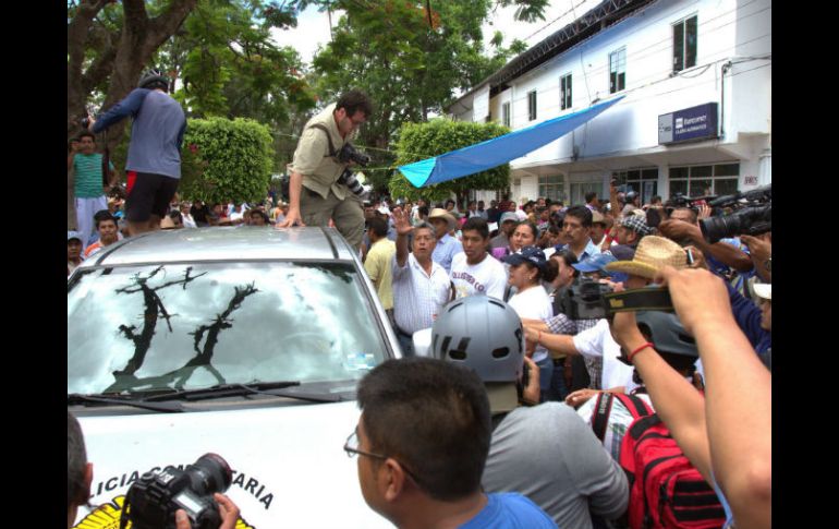 Los manifestantes exigen a las autoridades que liberen a los detenidos, quienes son culpados de quemar una camioneta. NTX / N. Gutiérrez