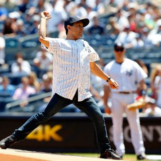 Víctor Espinoza lanza primera pelota en juego de Yankees