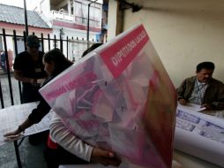 Conforme pasan los minutos llegan más funcionarios de casilla con los paquetes electorales. AFP / H. Guerrero