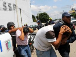 Autoridades federales explicaron que los aseguramientos se llevaron a cabo por la quema de casillas y de papelería electoral. AP / L. Hernández