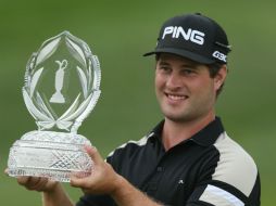 El sueco David Lingmerth sostiene el trofeo del Memorial Tournament en Dublin, Ohio. AFP / A. Lyons