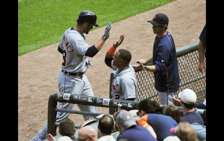 J.D. Martínez (izq) de los Tigres de Detroit celebra con Yoenis Cespedes después del segundo homerun de la sexta entrada. AFP / D. Brioff