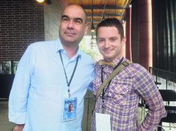 El productor de cine, Daniel de la Vega, socio Fundador y CEO de Blood Window TV, en compañía del actor Elijah Wood. ESPECIAL / Blood Window TV