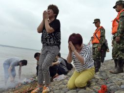 Familiares de las víctimas lamentan el hallazgo de más muertes. AP / ARCHIVO