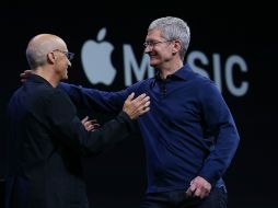 Tim Cook recibe al productor Jimmy Ivy para presentar las novedades de Apple Music. AFP / J. Sullivan