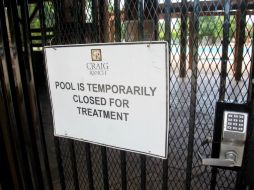 El policía arrojó e inmovilizó a la chica en el piso, durante una fiesta e una piscina el pasado viernes. AP / J. L. Monde