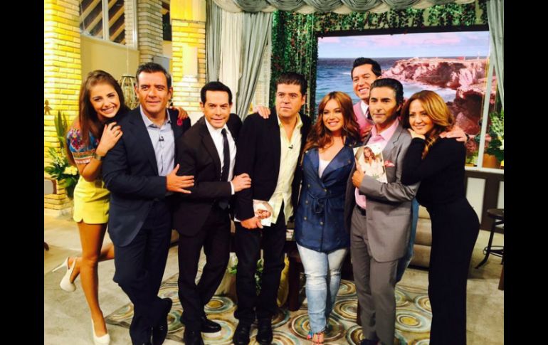 Chiquis Rivera (cuarta de der. a izq.) en compañía del elenco del programa matutino de variedades 'Hoy'. TWITTER / @Chiquis626