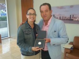 Armando Navarro, presidente de los Charros, con Verónica Nogueira, gerente de Relaciones con la Comunidad de Padres de San Diego. TWITTER / @charrosbeisbol