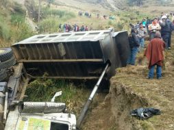 El vehículo cayó a un abismo de unos 300 metros, afirma el gobernador. EFE /