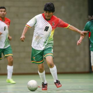 Evo Morales juega un partido de futbol en Bruselas