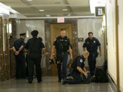 Agentes policiacos revisan un paquete sospechoso en el edificio Dirksen del Senado de Estados Unidos. AFP / B. Smialowski