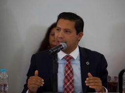 Alpizar dijo que, si bien el país tiene reservas para enfrentar lo volatil del dólar, debería ajustarse el promedio del tipo de cambio. TWITTER / @RAlpizarV