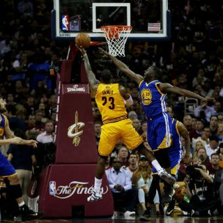 LeBron James y Dellavedova guían el triunfo de Cleveland