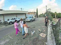 Una barda derribada en el canal de Patria es uno de los ejemplos del peligro que representa, principalmente en la temporada de lluvias EL INFORMADOR / R. Tamayo