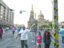 POSTES. En la Plaza de Armas se comenzaron a colocar varios postes para delimitar el área donde construirán la Estación Catedral. EL INFORMADOR / F. Atilano